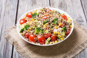 Quinoa-Salat mit Gemüse