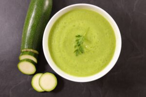 Gemüsecreme-Suppe mit Zucchini